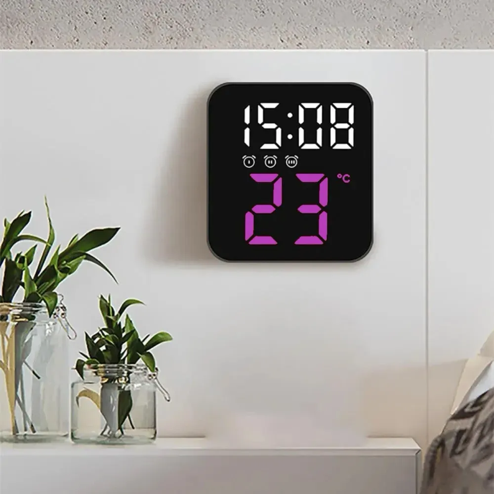 Ceas Digital de Masă cu LED Mov – 3 Alarme, Calendar, Temperatura, Funcție Snooze și Mod de Noapte cu 2 Trepte de Intensitate