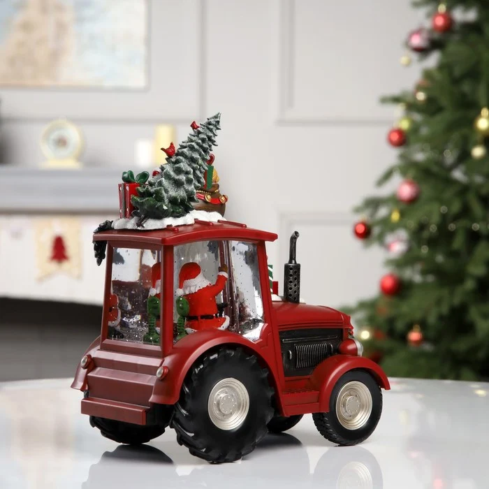 Decoratiune Craciun tip Tractor cu Mos Craciun, brad si cadouri, functie muzicala, zapada miscare, 25 × 13 × 21 cm