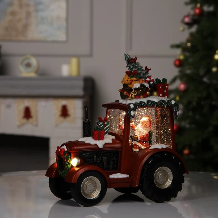 Decoratiune Craciun tip Tractor cu Mos Craciun, brad si cadouri, functie muzicala, zapada miscare, 25 × 13 × 21 cm