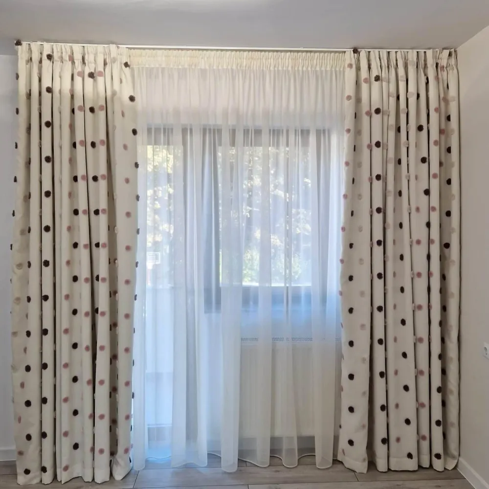 Draperie Joy 02, model 3D cu buline roz și mov țesute în relief, fond ivoire