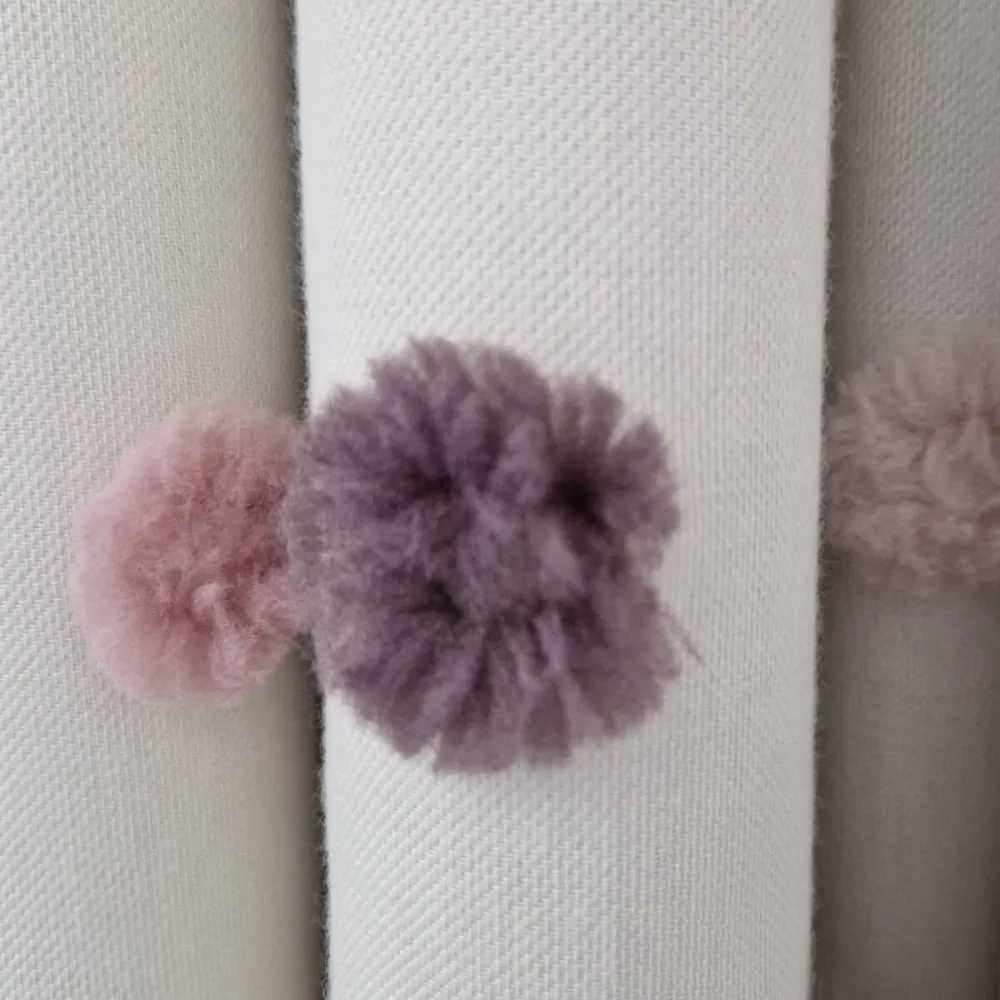 Draperie Joy 02, model 3D cu buline roz și mov țesute în relief, fond ivoire