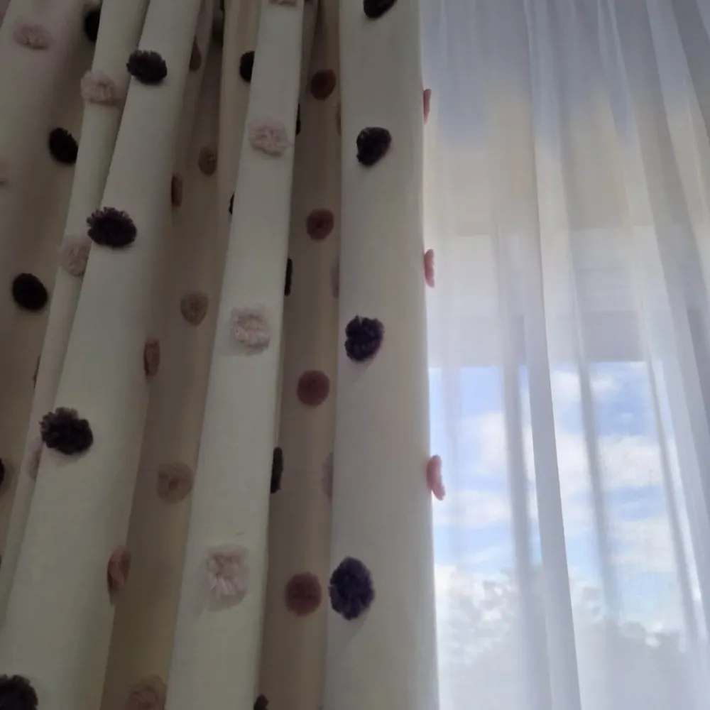 Draperie Joy 02, model 3D cu buline roz și mov țesute în relief, fond ivoire