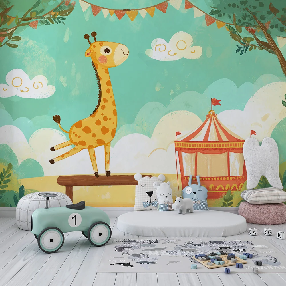 Papel de parede crianç | Girafa feliz sob um céu azul e um circo colorido