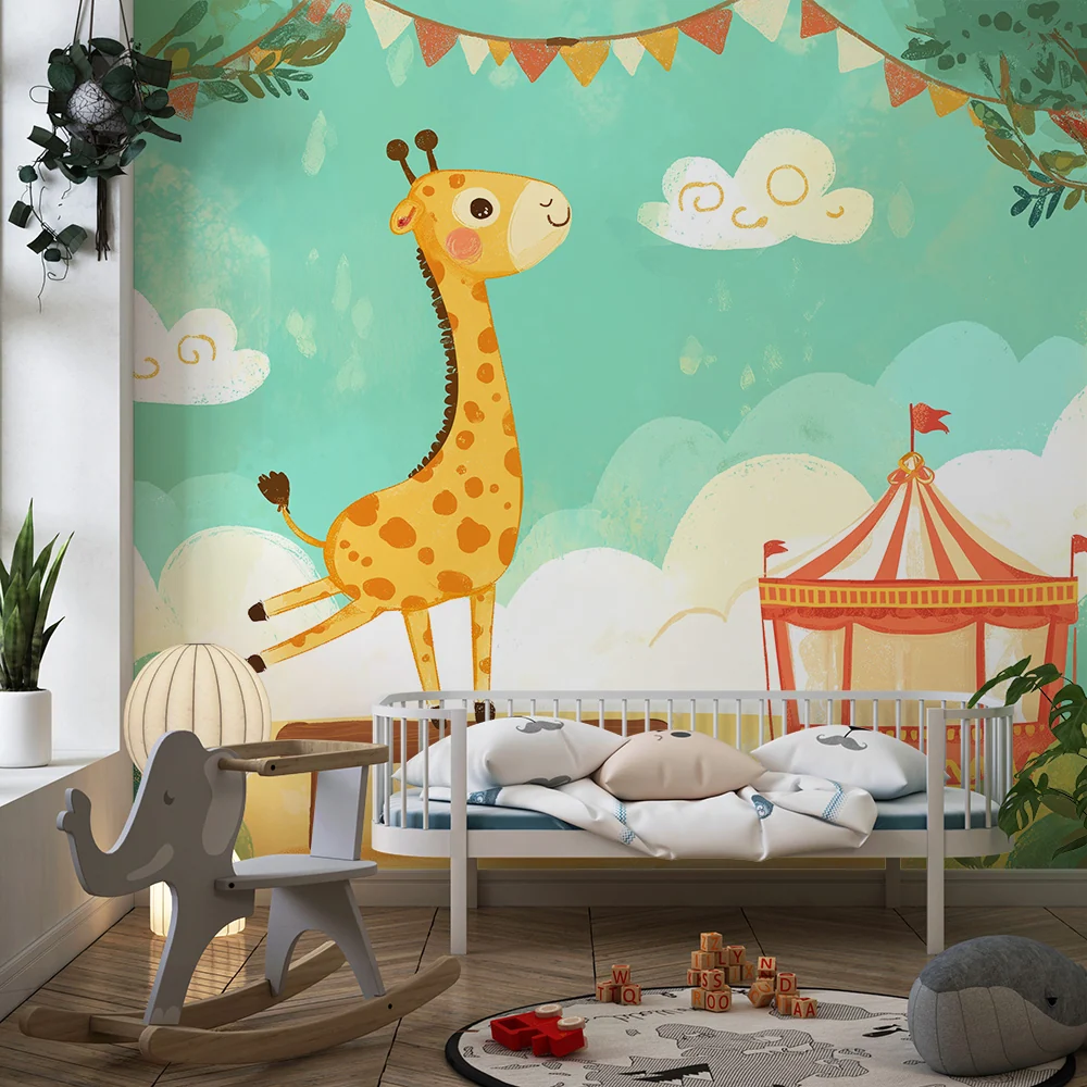 Papel de parede crianç | Girafa feliz sob um céu azul e um circo colorido