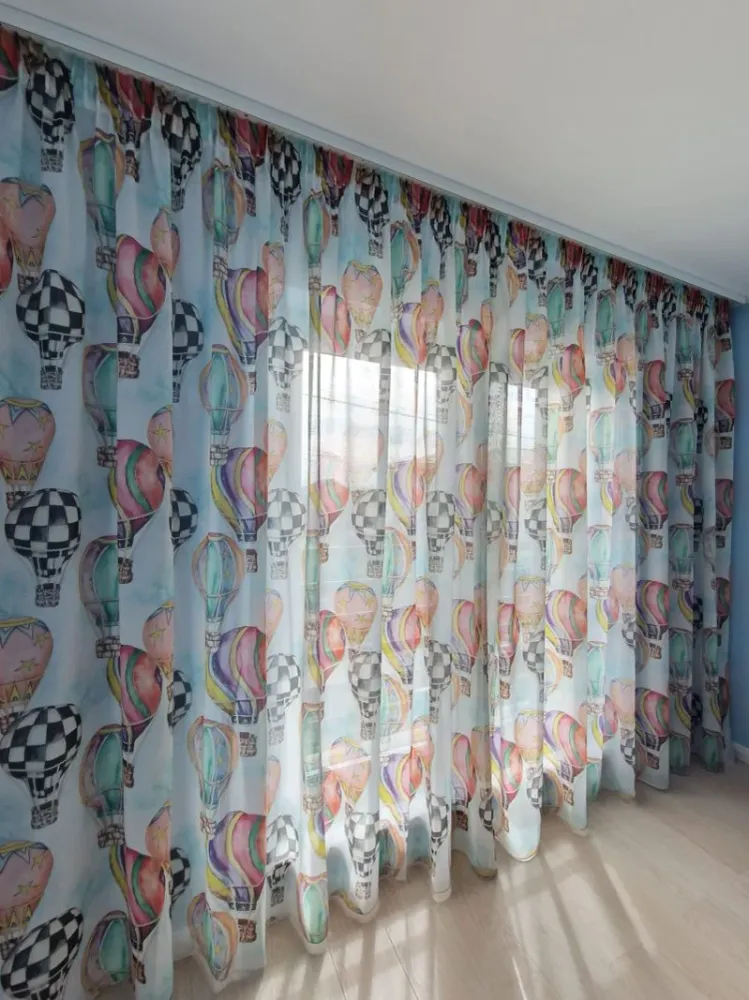 Perdea 534 CVK2821/01, din natural, albă, imprimeu cu baloane cu aer cald, model exclusiv
