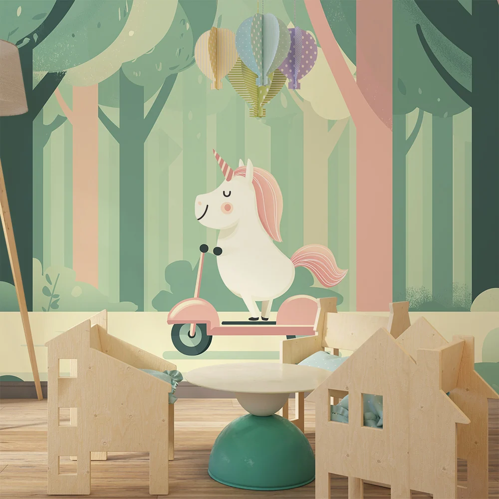 Tapet de copii | Unicorn fericit pe trotinetă într-o pădure fermecată