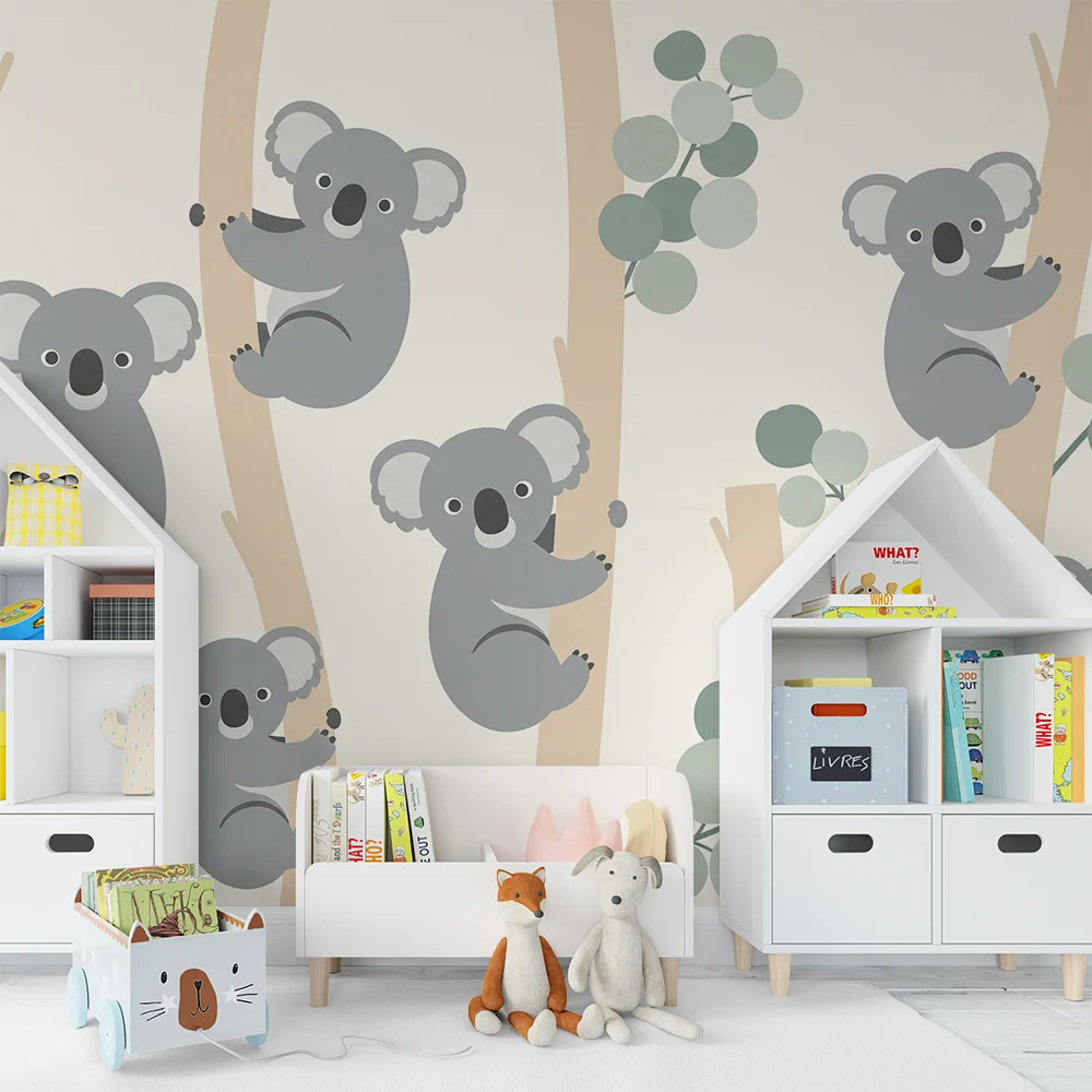 Tapet pentru camera copilului | Koalași adorabili cățărându-se în copaci cu frunze de eucalipt