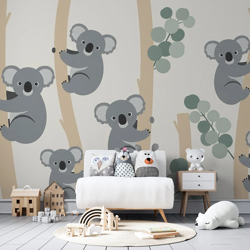 Tapet pentru camera copilului | Koalași adorabili cățărându-se în copaci cu frunze de eucalipt