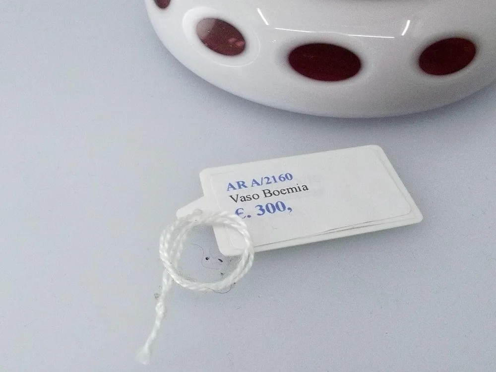 Vasă din cristal opalin BOHEMIA Cecoslovacia cu decorațiuni florale și finisaje aurii d.25cm -2160