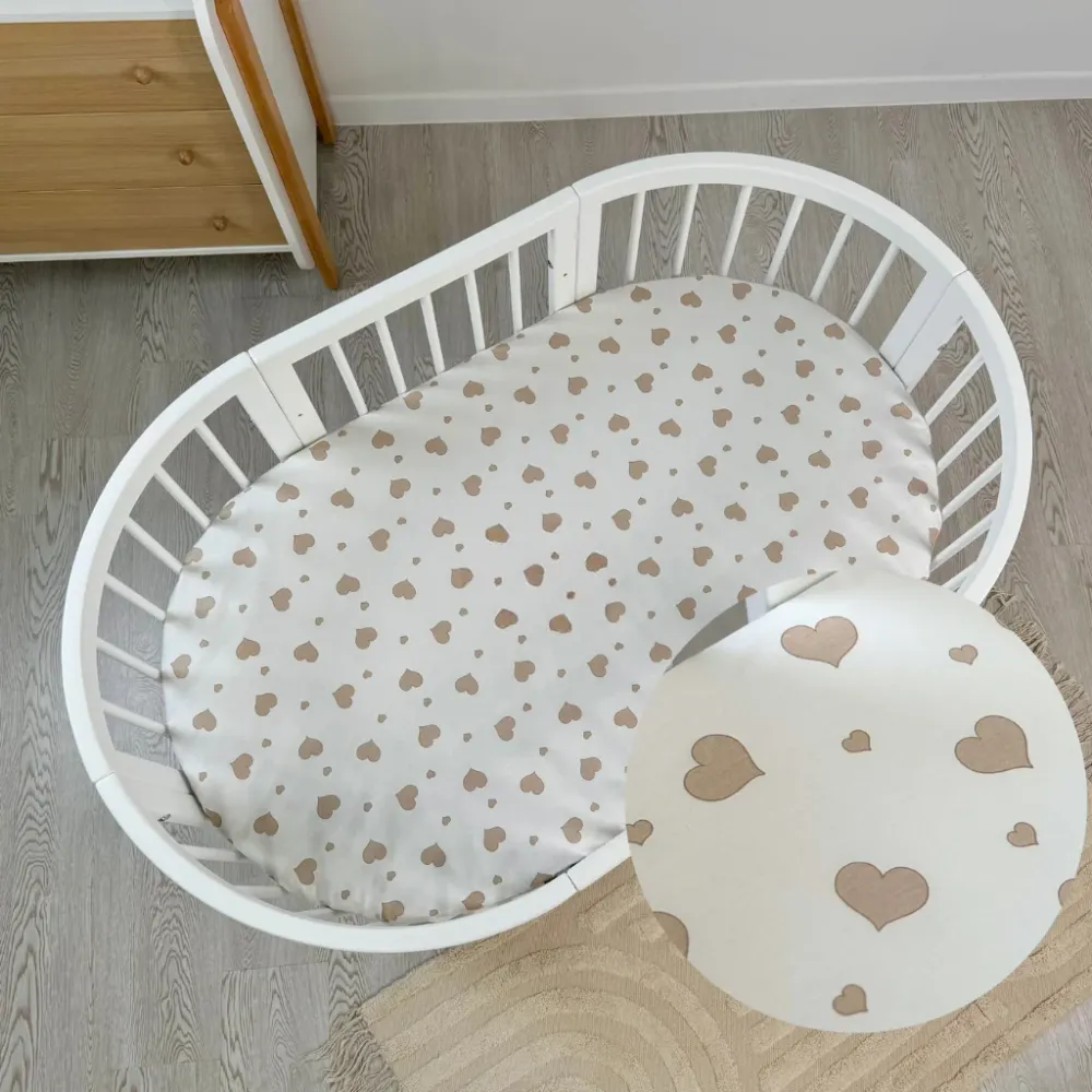 Cearceaf Alb cu Inimioare Bej pentru Patut Mic Nika 60x95 cm