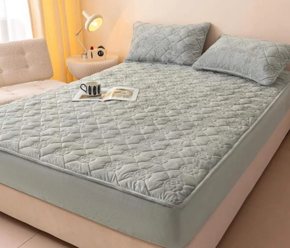 Husa matlasata tip topper din catifea cu 2 fete de perna 50x70cm, 140x200cm, Gri Deschis-Y7954