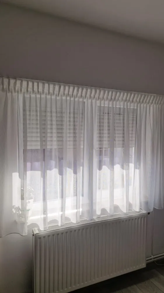 Perdea Paris 01, albă, tip plasă, material special pentru pisici