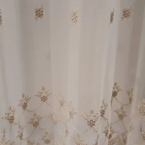 Perdea tull FBK24066/44, albă, cu broderie cu model floral bej auriu