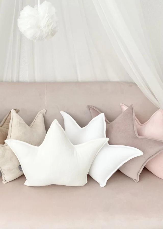Perna Bebelusi Decorativa Coroana Bej Deschis Unisex 52x39 cm Dada&Rocco