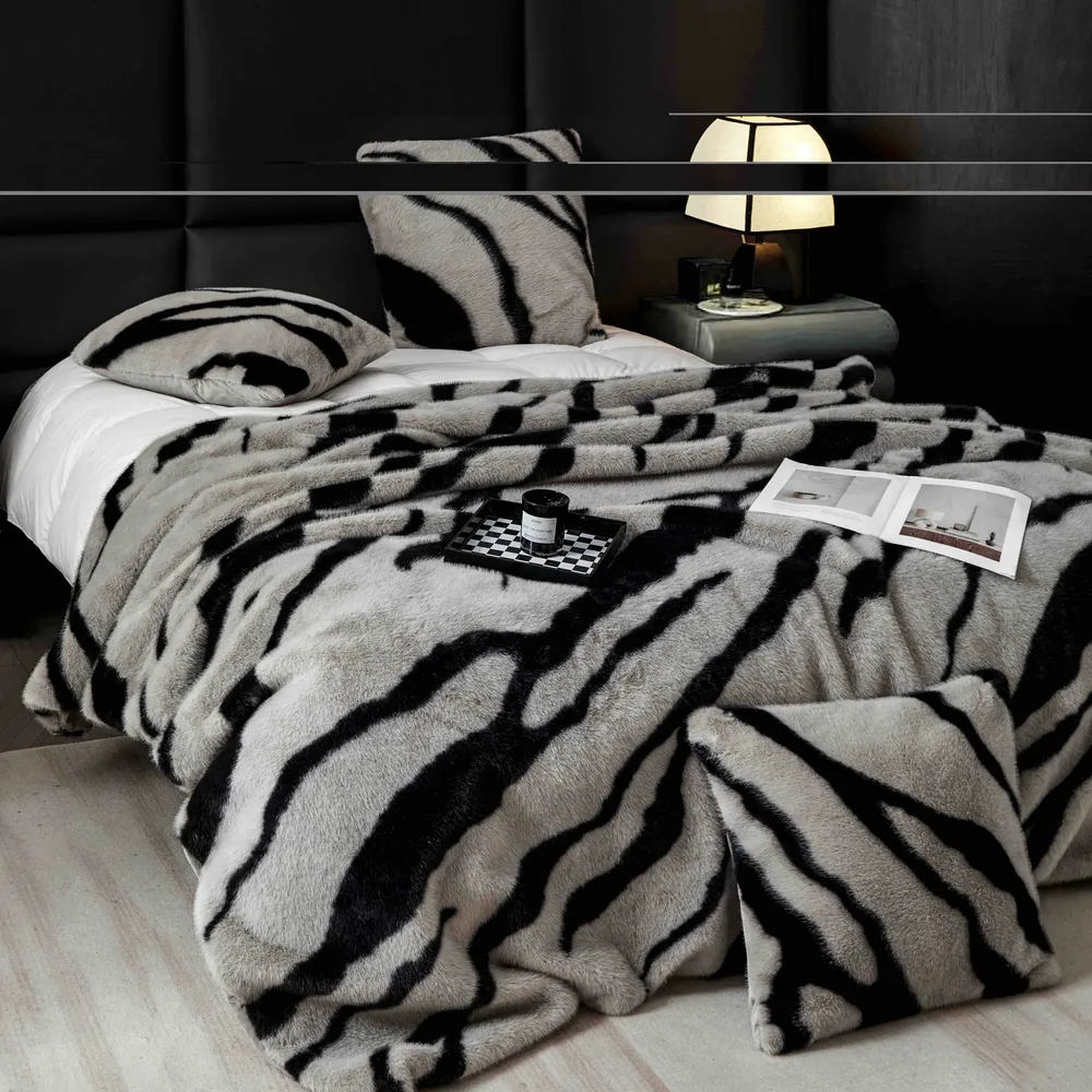 Set Luxury Patura cu Fermoar din Blanita Artificiala de Nurca+2 Fete de Perna, Gri/Negru-C7441
