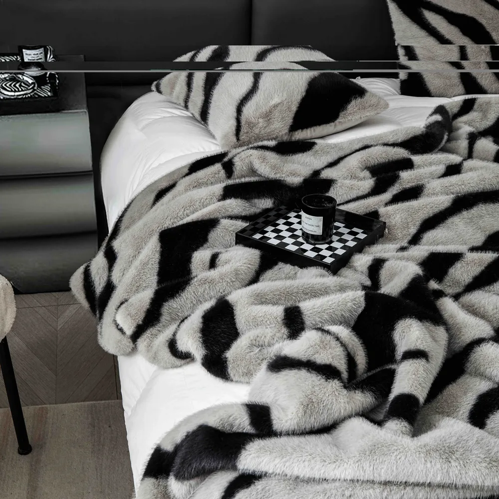 Set Luxury Patura cu Fermoar din Blanita Artificiala de Nurca+2 Fete de Perna, Gri/Negru-C7441