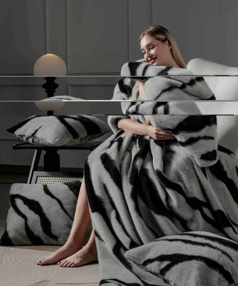 Set Luxury Patura cu Fermoar din Blanita Artificiala de Nurca+2 Fete de Perna, Gri/Negru-C7441