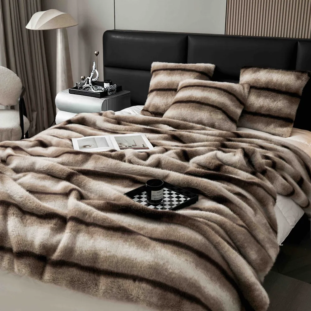 Set Luxury Patura cu Fermoar din Blanita Artificiala de Nurca+2 Fete de Perna, Bej/Maro-C7443