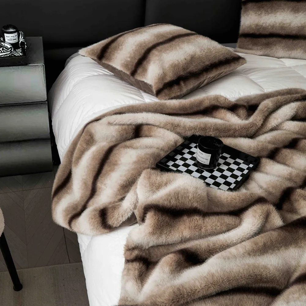 Set Luxury Patura cu Fermoar din Blanita Artificiala de Nurca+2 Fete de Perna, Bej/Maro-C7443