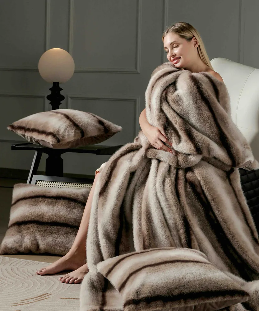 Set Luxury Patura cu Fermoar din Blanita Artificiala de Nurca+2 Fete de Perna, Bej/Maro-C7443
