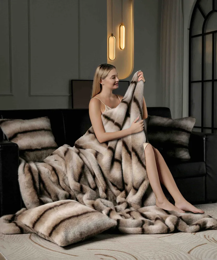 Set Luxury Patura cu Fermoar din Blanita Artificiala de Nurca+2 Fete de Perna, Bej/Maro-C7443