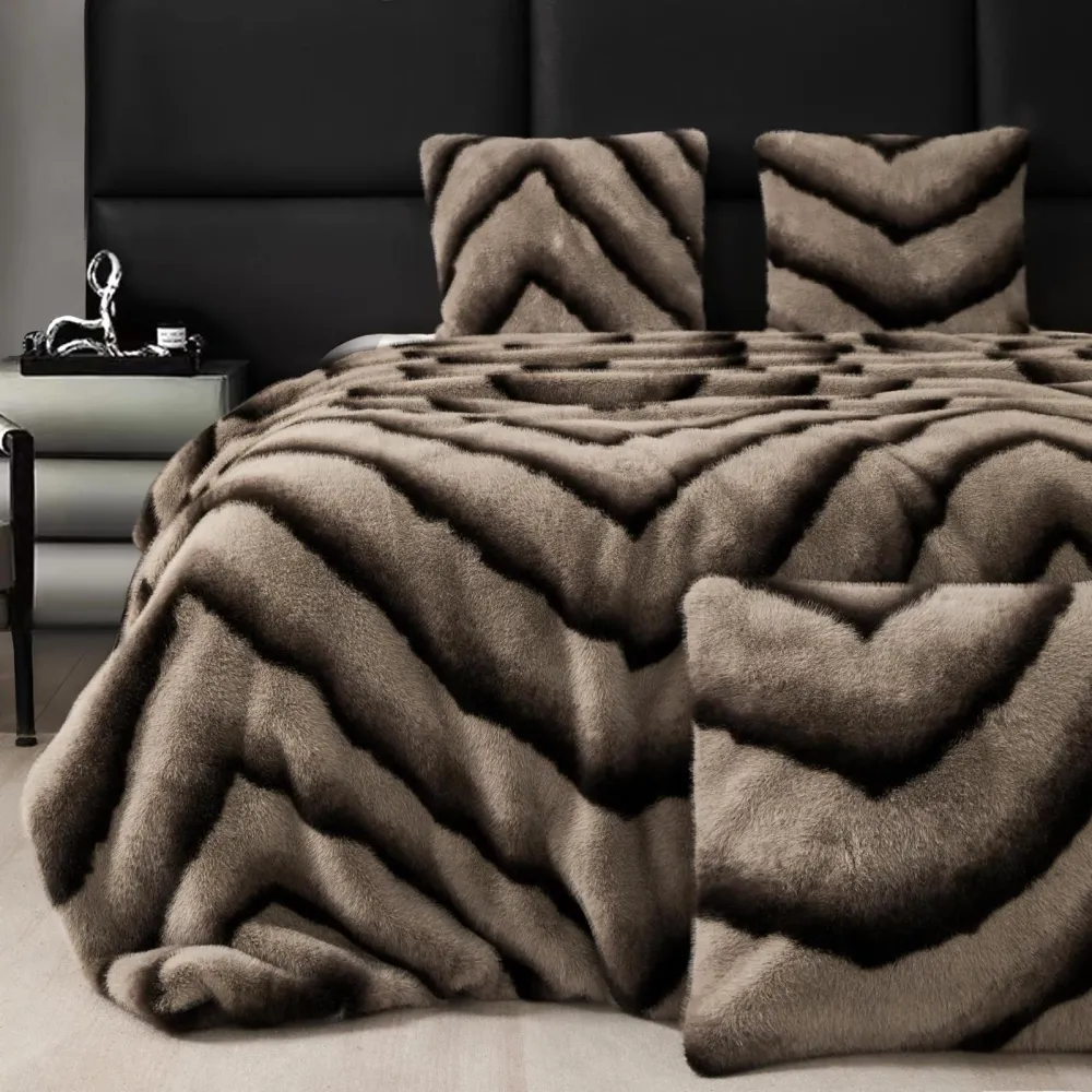 Set Luxury Patura cu Fermoar din Blanita Artificiala de Nurca+2 Fete de Perna, Bej/Maro-C7445