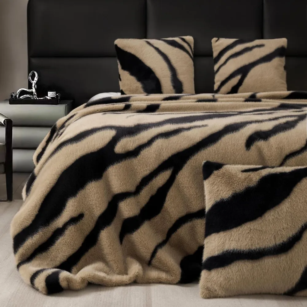 Set Luxury Patura cu Fermoar din Blanita Artificiala de Nurca+2 Fete de Perna, Bej/Negru-C7440
